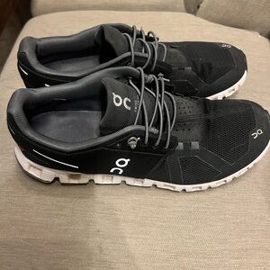 Black Oncloud tennis shoes